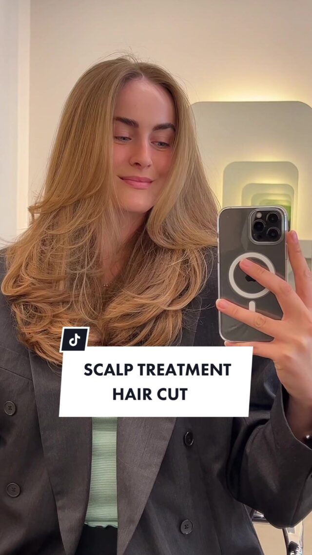 This exfoliating scalp treatment is great for dandruff and oily hair scalps! Also its amazing if you have a tendency to oily hair 🥳 Loved this so much while in NYC 🙌🏼