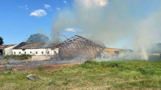 nedrivning-medforte-brand:-blussede-op-igen-torsdag-formiddag-|-ikast-brandenyt