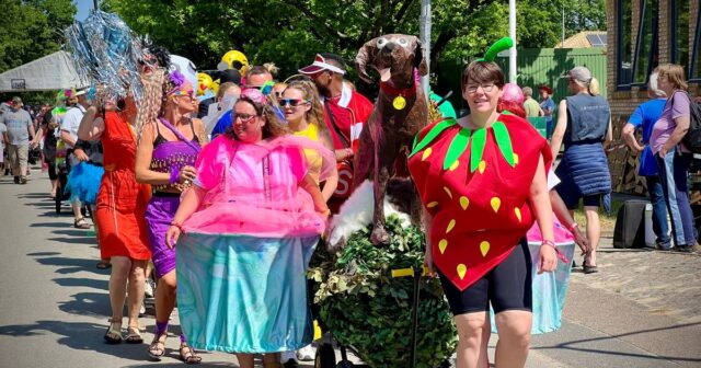 studerende-skabte-faellesskab-og-magi:-goglerparade-fyldte-solund-med-fest